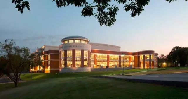 查密納德預(yù)備中學10.webp.jpg 查密納德預(yù)備中學10.webp.jpg